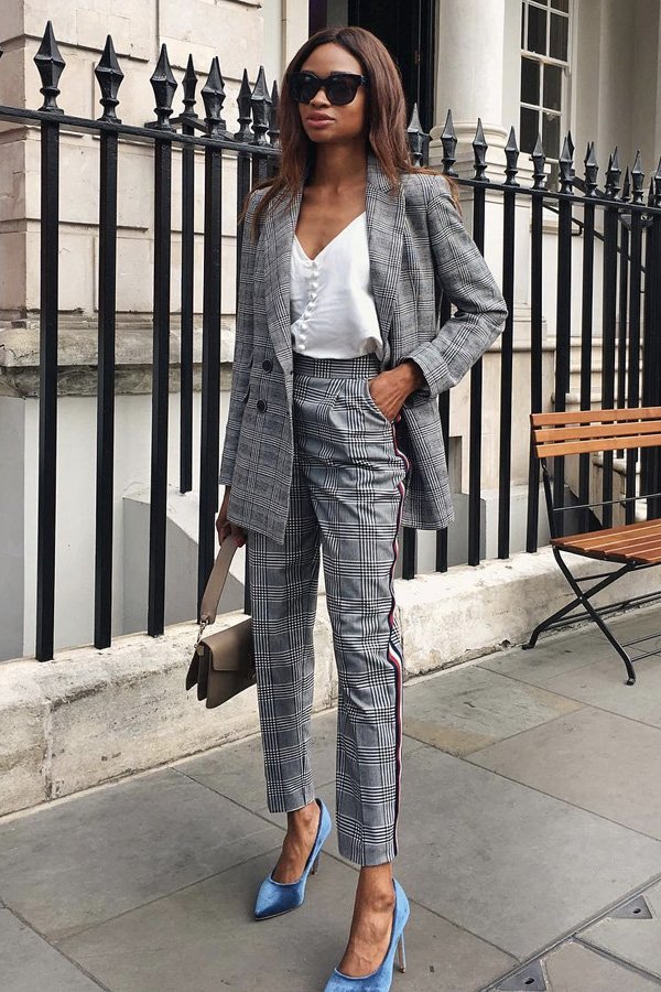 5 ideias de títulos:
1. Blazer: O Guia Definitivo para Combinar com Jeans e Tênis
2. Elegância Feminina: Como Usar Blazer com Vestidos e Saias
3. Estilo Masculino Smart Casual: Dicas Essenciais para Usar Blazer
4. Cores e Caimento Perfeitos: Escolhendo o Blazer Ideal para Você
5. Blazer Oversized: Tendências e Como Incorporar no Seu Guarda-Roupa