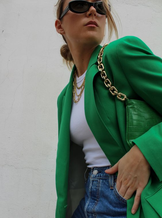 5 ideias de títulos:
1. Blazer: O Guia Definitivo para Combinar com Jeans e Tênis
2. Elegância Feminina: Como Usar Blazer com Vestidos e Saias
3. Estilo Masculino Smart Casual: Dicas Essenciais para Usar Blazer
4. Cores e Caimento Perfeitos: Escolhendo o Blazer Ideal para Você
5. Blazer Oversized: Tendências e Como Incorporar no Seu Guarda-Roupa