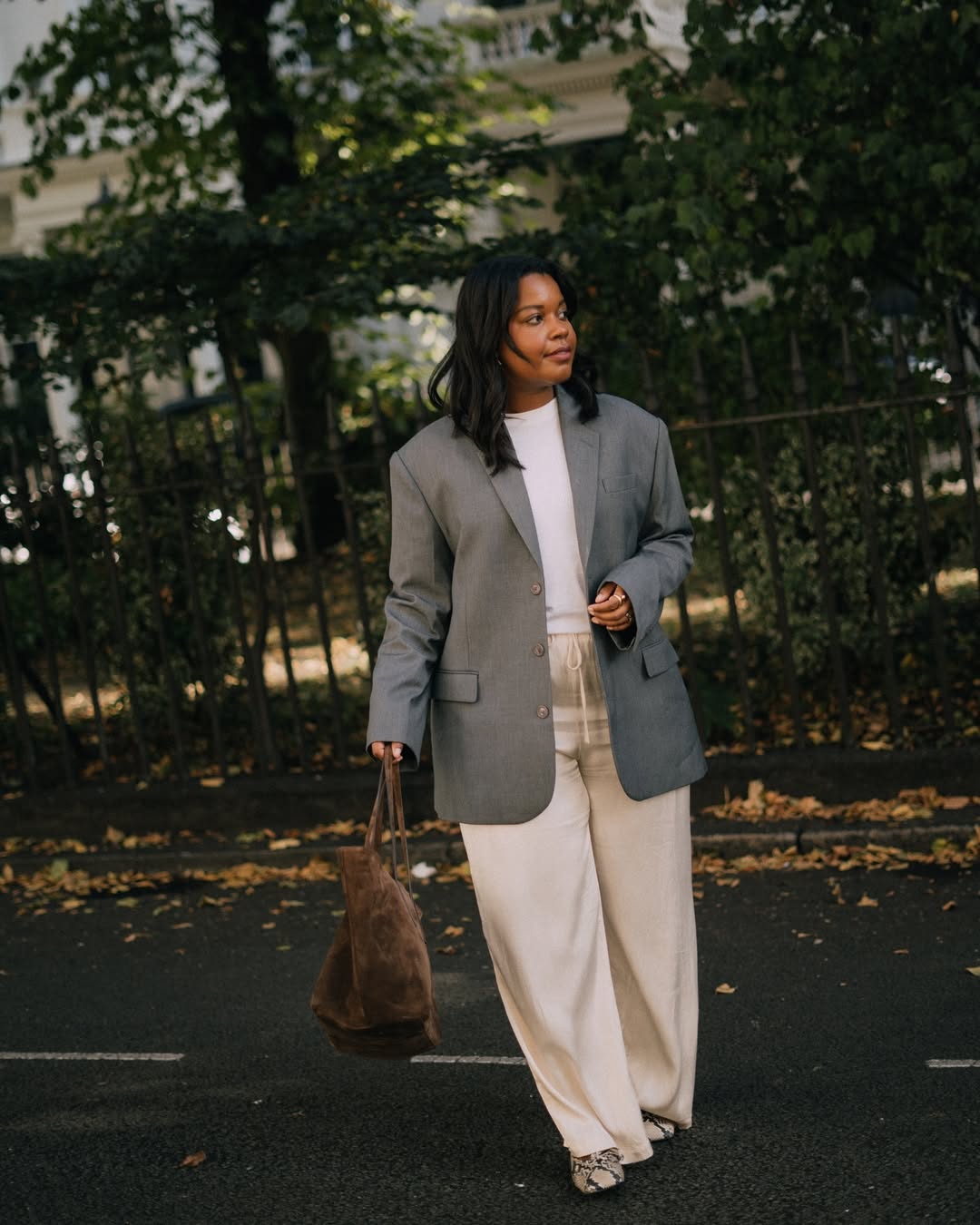 5 ideias de títulos:
1. Blazer: O Guia Definitivo para Combinar com Jeans e Tênis
2. Elegância Feminina: Como Usar Blazer com Vestidos e Saias
3. Estilo Masculino Smart Casual: Dicas Essenciais para Usar Blazer
4. Cores e Caimento Perfeitos: Escolhendo o Blazer Ideal para Você
5. Blazer Oversized: Tendências e Como Incorporar no Seu Guarda-Roupa