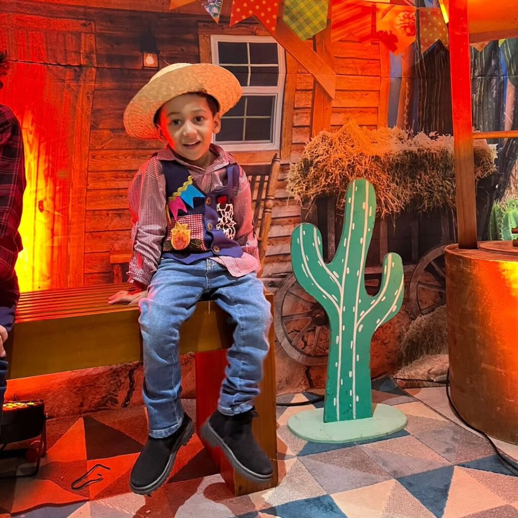 Festa Junina Sustentável: Reutilizando Roupas para o Arraiá dos Meninos