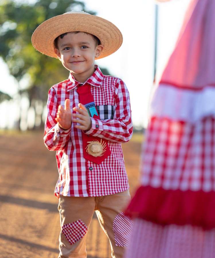 Além do Xadrez: Looks Modernos para a Festa Junina dos Pequenos
