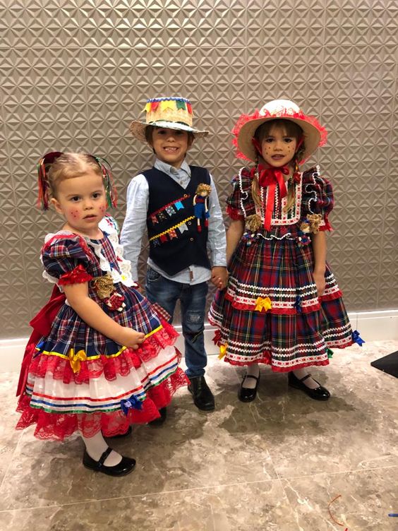Festa Junina Sustentável: Reutilizando Roupas para o Arraiá dos Meninos