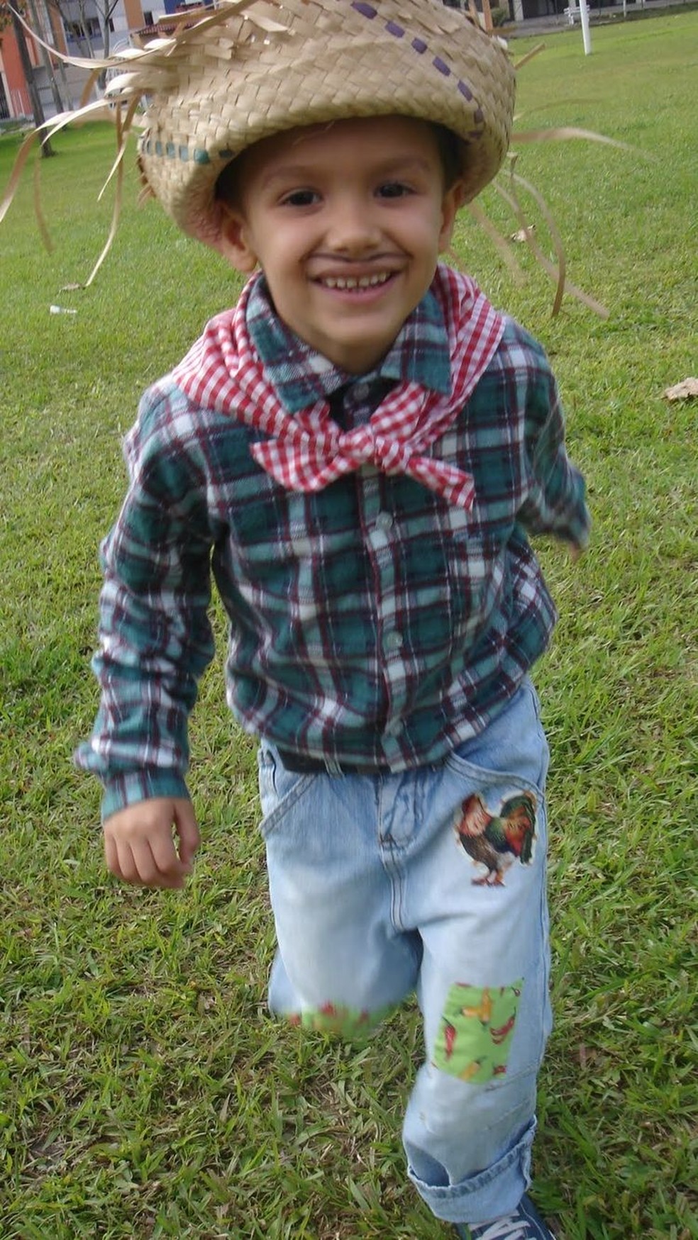 Festa Junina Sustentável: Reutilizando Roupas para o Arraiá dos Meninos