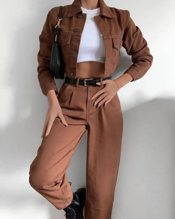 5 Maneiras de Incorporar o Marrom no Seu Guarda-Roupa
Como Combinar Marrom com Outras Cores: Guia Completo
Marrom Monocromático: A Elegância do