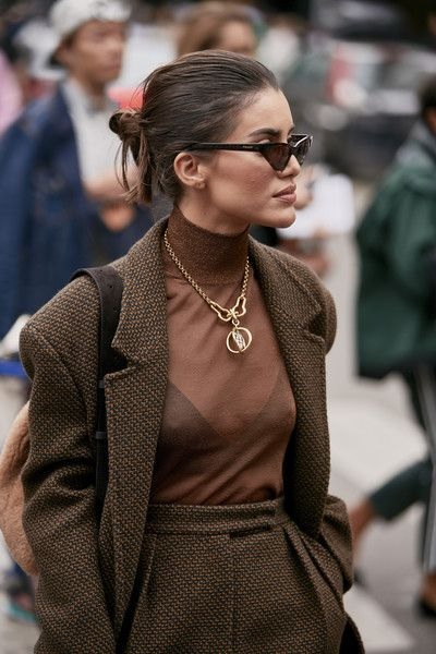 5 Maneiras de Incorporar o Marrom no Seu Guarda-Roupa
Como Combinar Marrom com Outras Cores: Guia Completo
Marrom Monocromático: A Elegância do