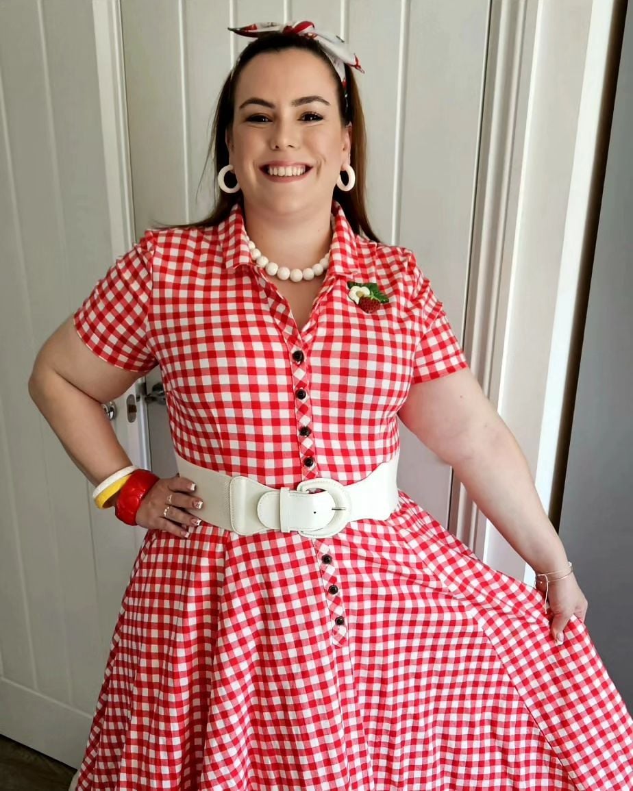 5 ideias de títulos:
1. Guia Completo: Como Criar um Look Autêntico dos Anos 60 para Festas
2. Moda Anos 60: Dos Clássicos Poá às Minissaias Revolucionárias
3. Estilo Masculino Anos 60: Do Rebelde Rockabilly ao Arrumado Mod
4. Acessórios e Make Anos 60: Detalhes que Transformam seu Visual
5. Festa Temática Anos 60: Dicas Essenciais para um Look Inesquecível