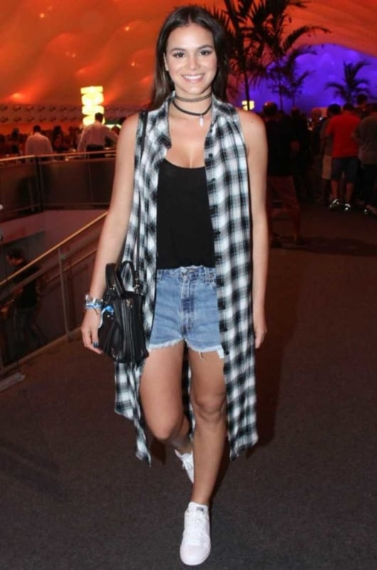 5 ideias de títulos:
1. Guia Completo: Como Montar o Look Perfeito para Festa Sertaneja
2. Do Clássico ao Moderno: Tendências de Moda Country para Todos os Estilos
3. Festa Sertaneja: Dicas Essenciais de Looks Masculinos e Femininos
4. O Poder dos Acessórios: Como Finalizar seu Visual Country
5. Brilho e Couro: Apostas para um Look Sertanejo Noturno Inesquecível