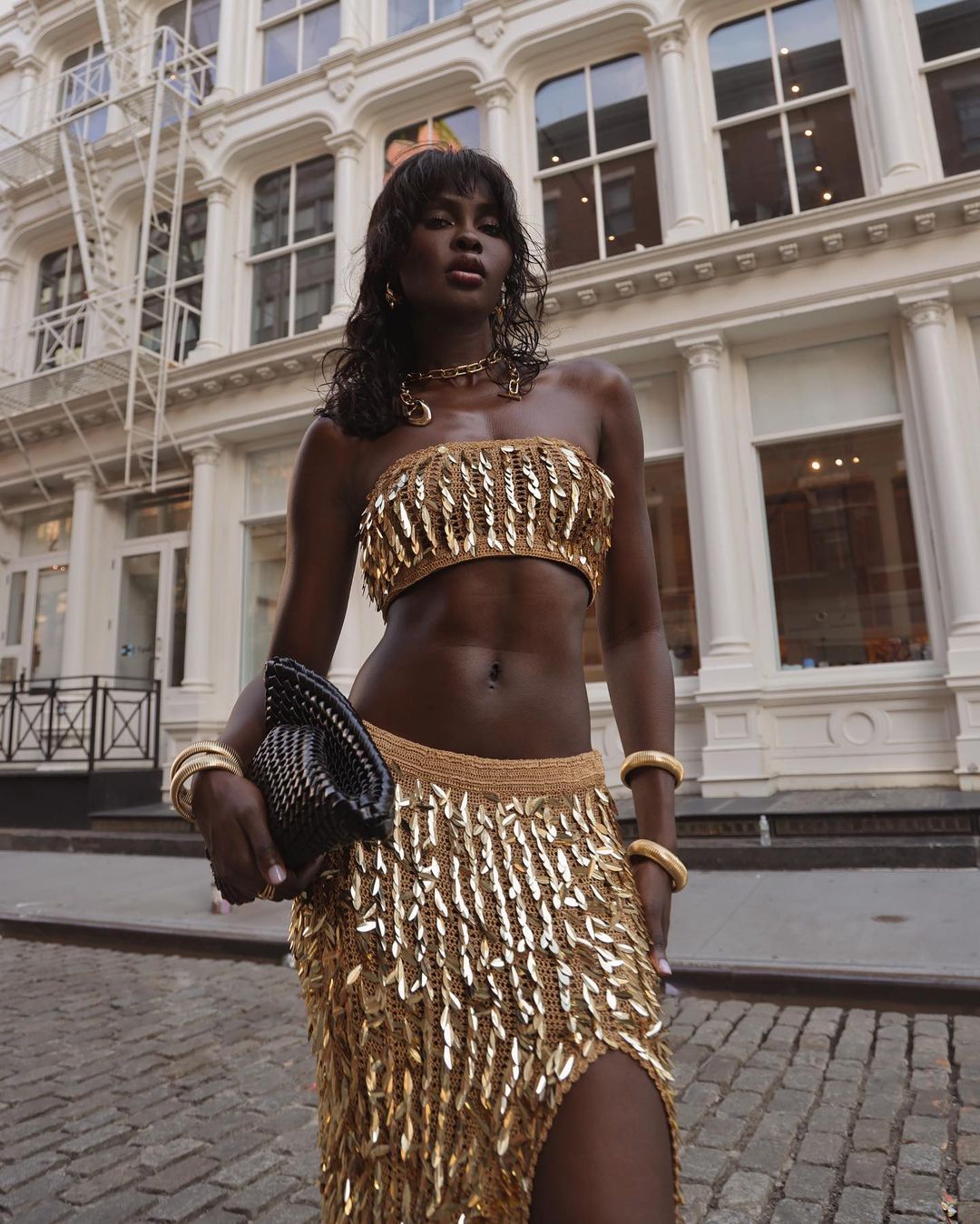 5 ideias de títulos:
1. Réveillon 2026: As Cores Que Vão Dominar a Virada e Seus Significados
2. Guia Completo de Looks para o Réveillon 2026: Do Casual ao Glamouroso
3. Brilho e Texturas Naturais: As Principais Tendências de Moda para 2026
4. Como Escolher a Cor Certa para o Seu Réveillon 2026 e Atrair Boas Energias
5. Dicas de Moda Masculina para um Réveillon 2026 Inesquecível