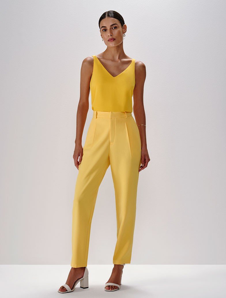 como usar amarelo manteiga em looks de trabalho no verão