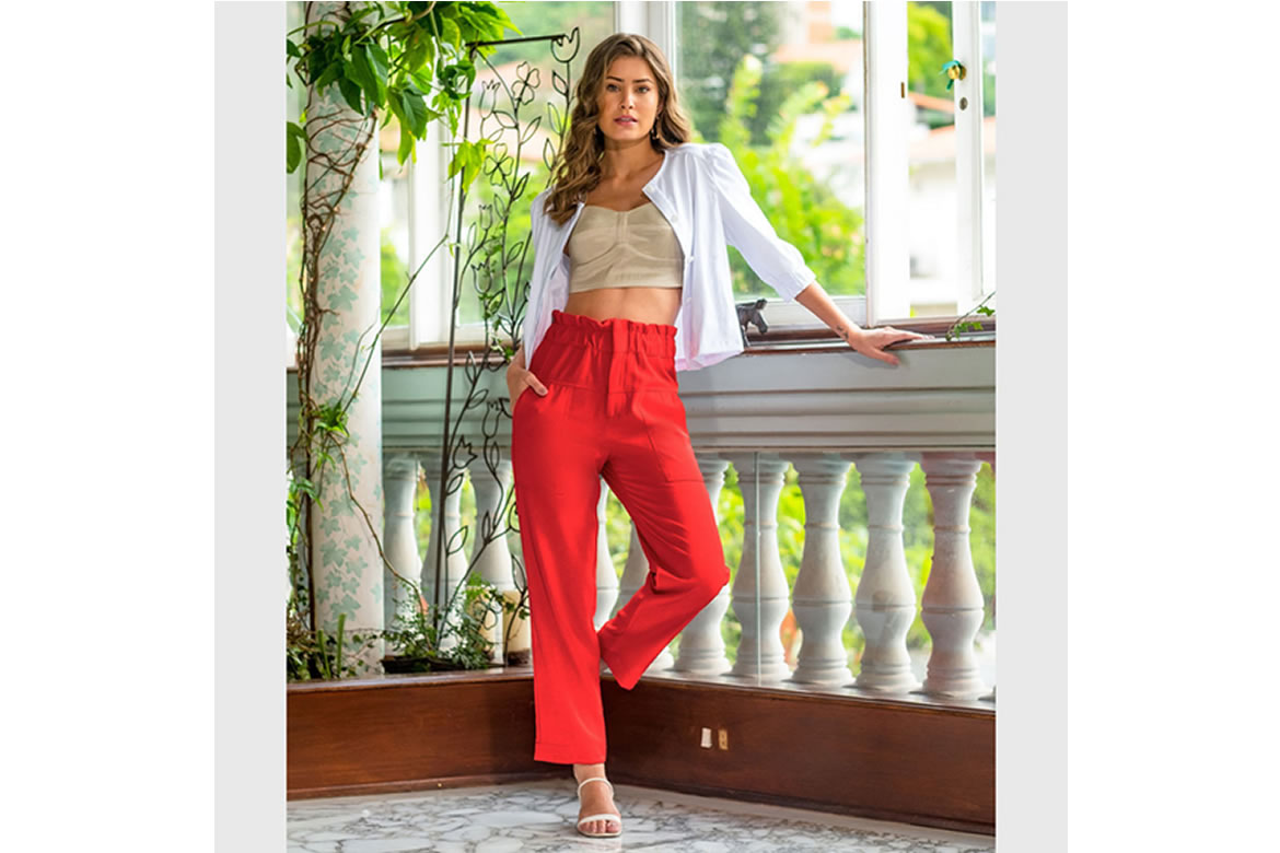 como usar baby tee com jeans baggy