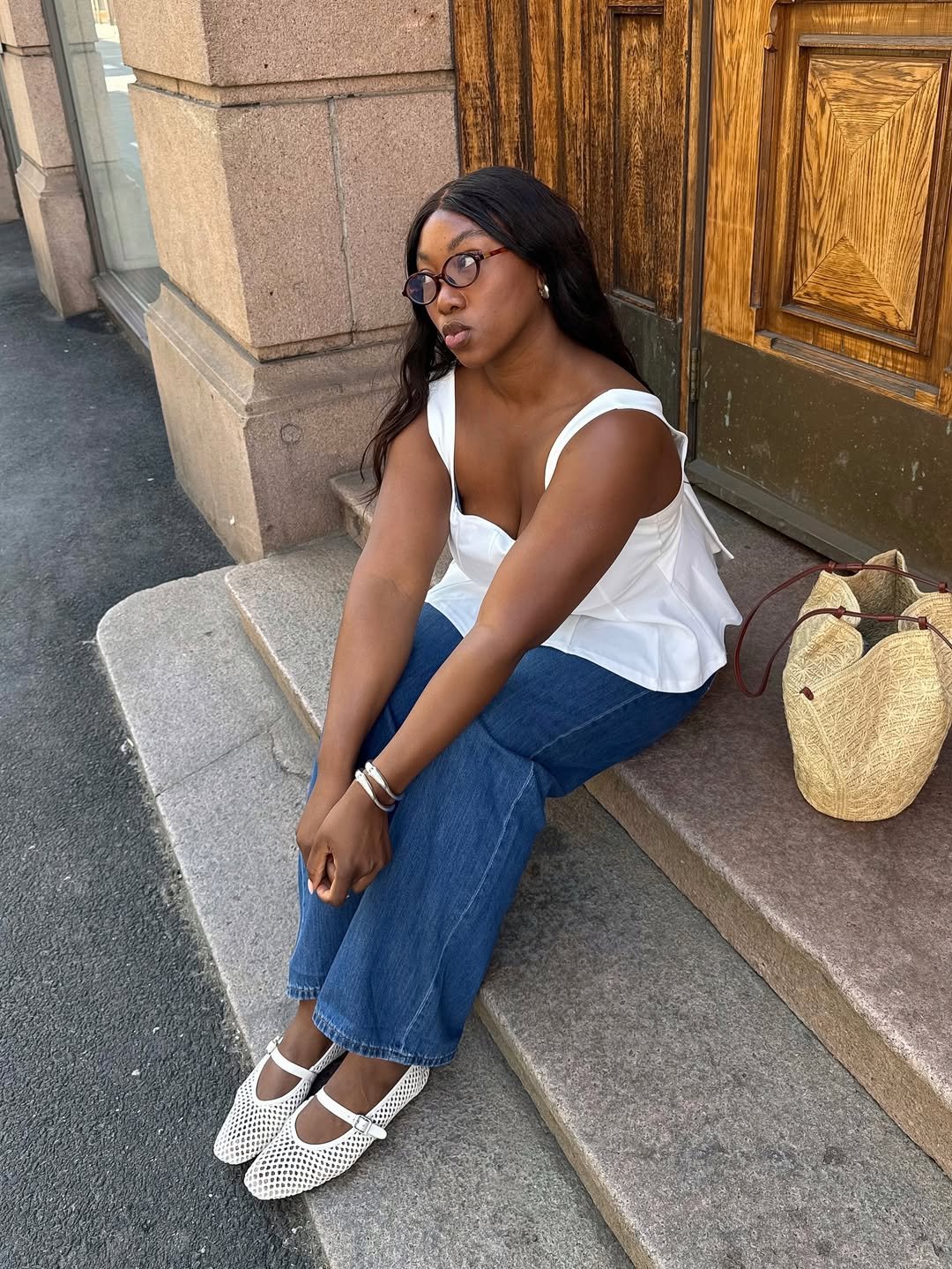 como usar baby tee com jeans baggy