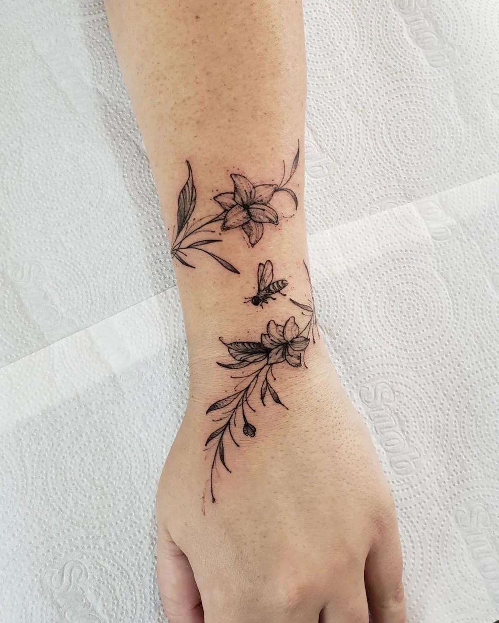 ideias tatuagem feminina delicada e pequena