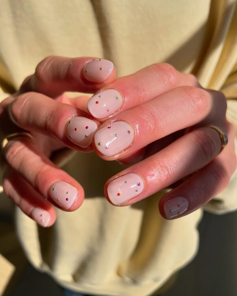 5 Títulos para Posts sobre Tendências de Unhas 2026:
1. Unhas 2026: O Guia Completo das Tendências Minimalistas e Clássicas
2. Micro Francesinha e Nude Sofisticado: As Apostas para um Visual Elegante em 2026
3. Do Glitter ao Gel: Descubra os Acabamentos e Formatos de Unhas que Vão Dominar 2026
4. Unhas Curtas em Destaque: Vermelho e Outras Cores que São Puro Charme em 2026
5. Dicas de Ouro para uma Esmaltação Perfeita em Casa: Tendências 2026