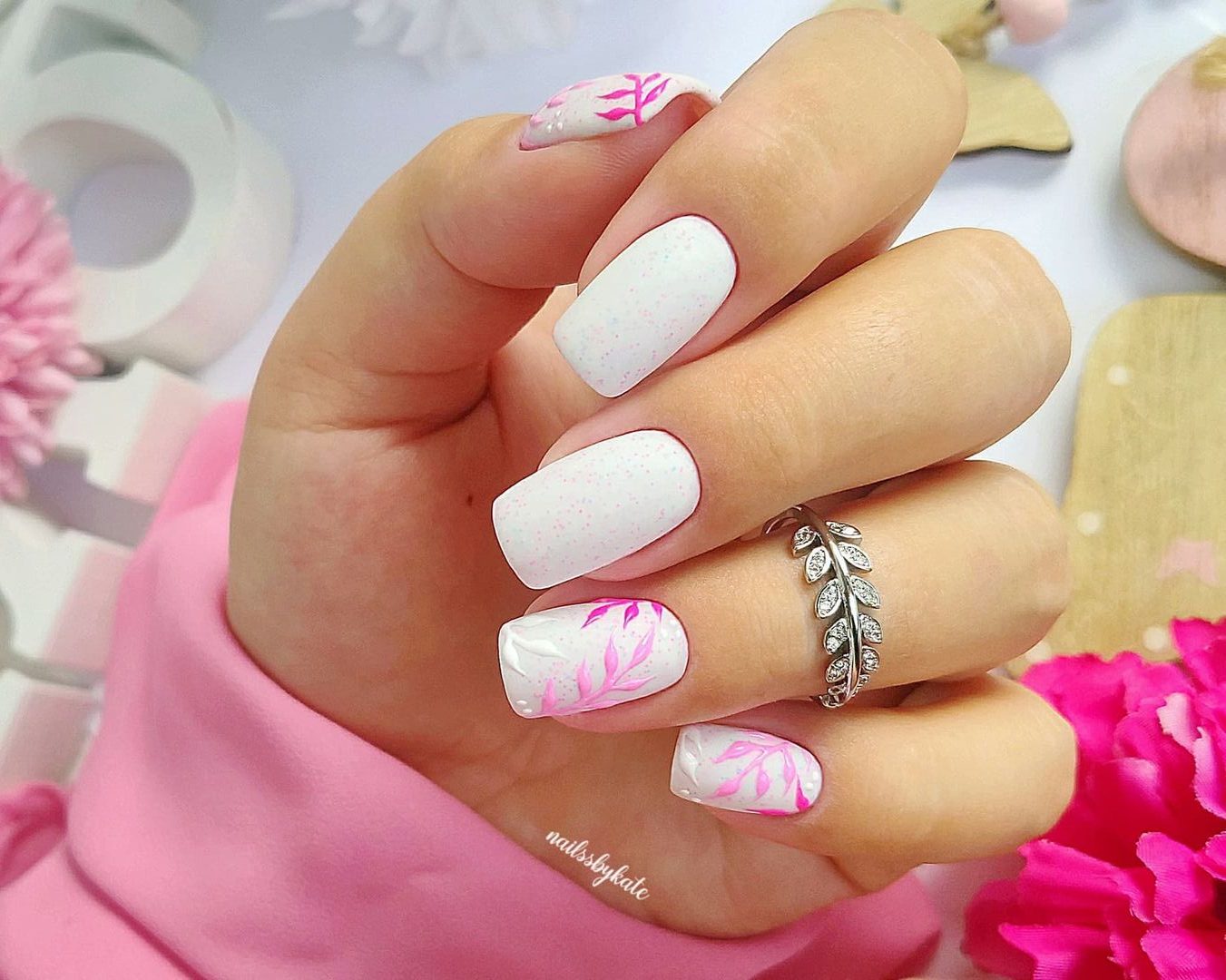 unha baby boomer rosa e branco