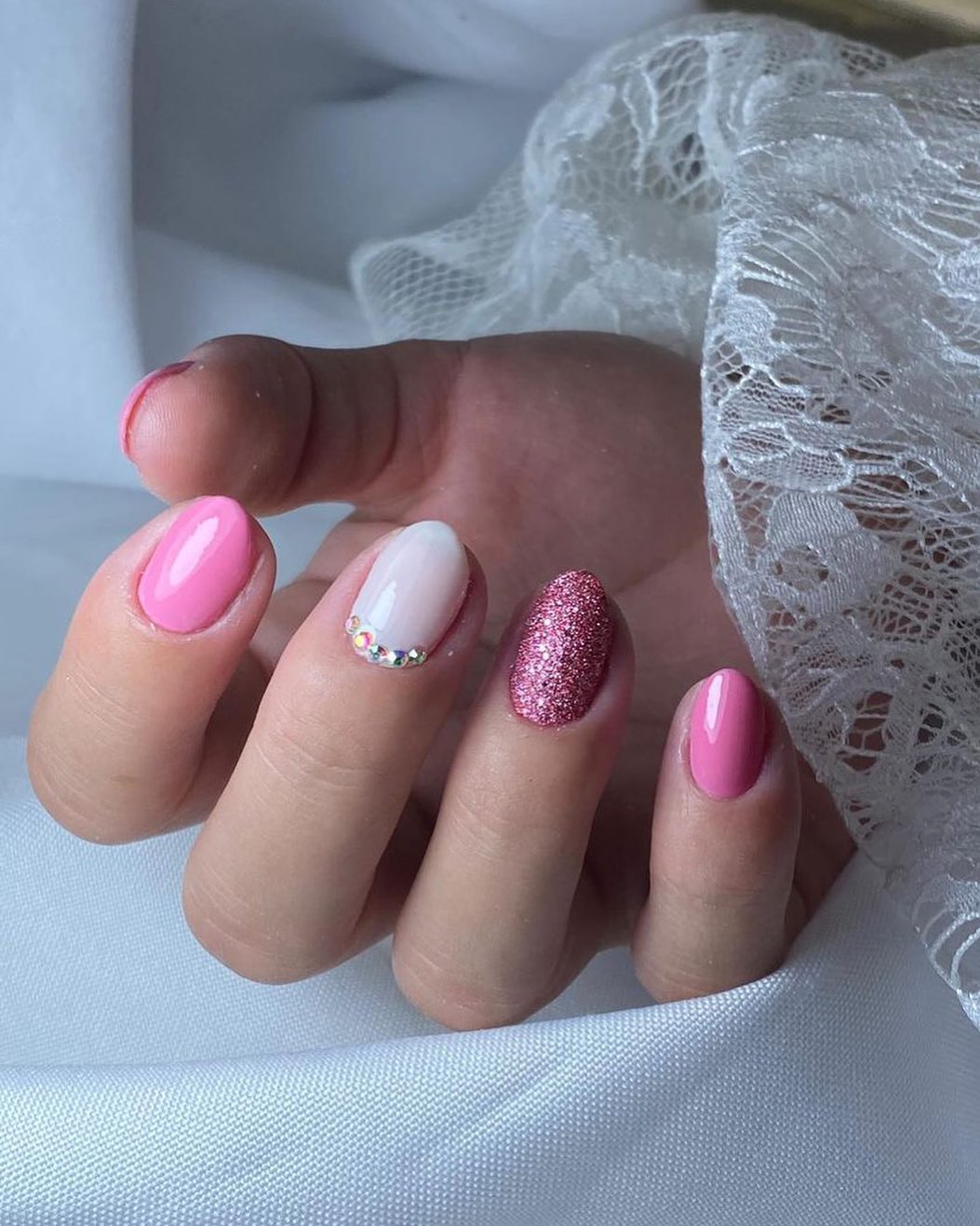unha rosa e branco com glitter