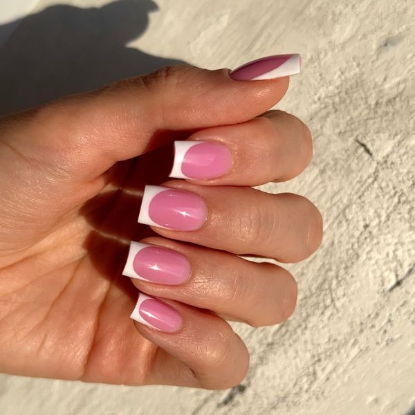 unha rosa claro e branco