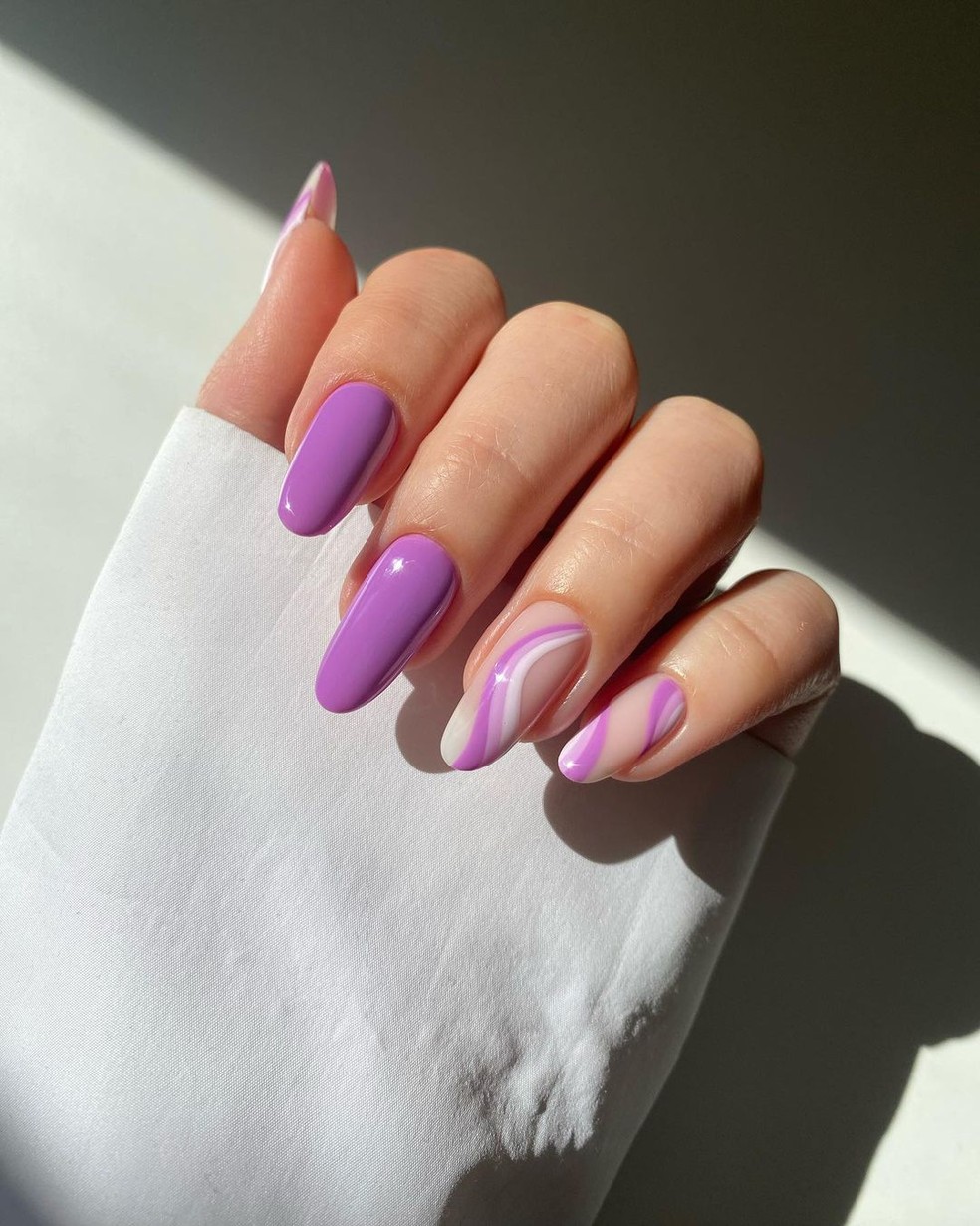 Unhas roxas e brancas
