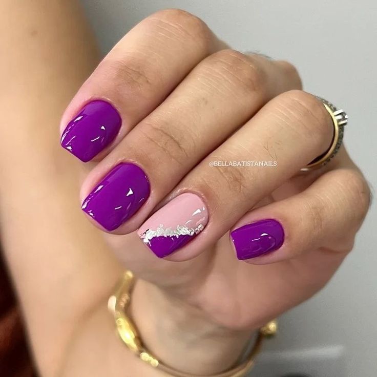 Unhas roxas abstratas