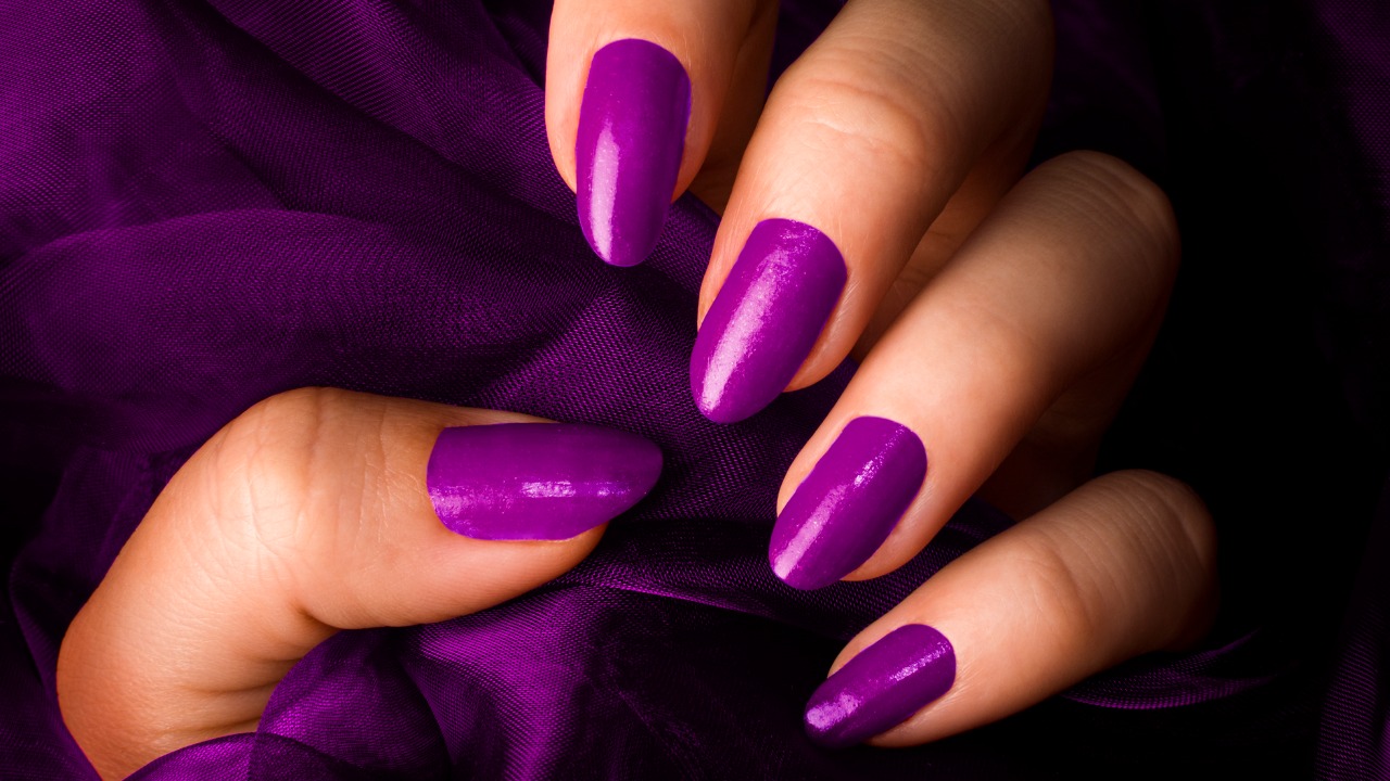 Unhas roxas estilo stiletto