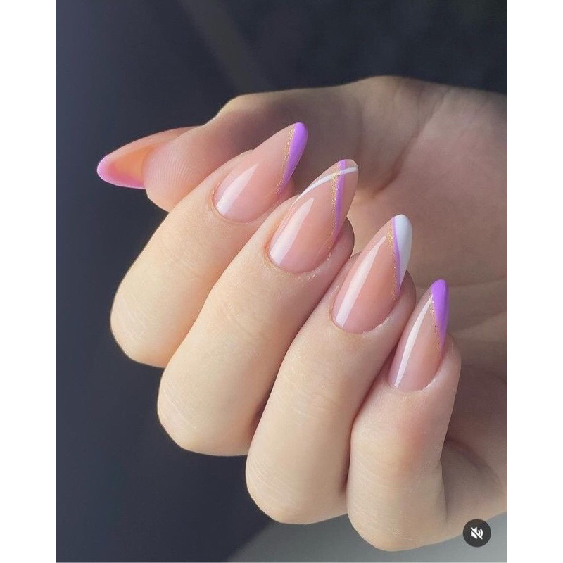 Unhas roxas em tons pastel