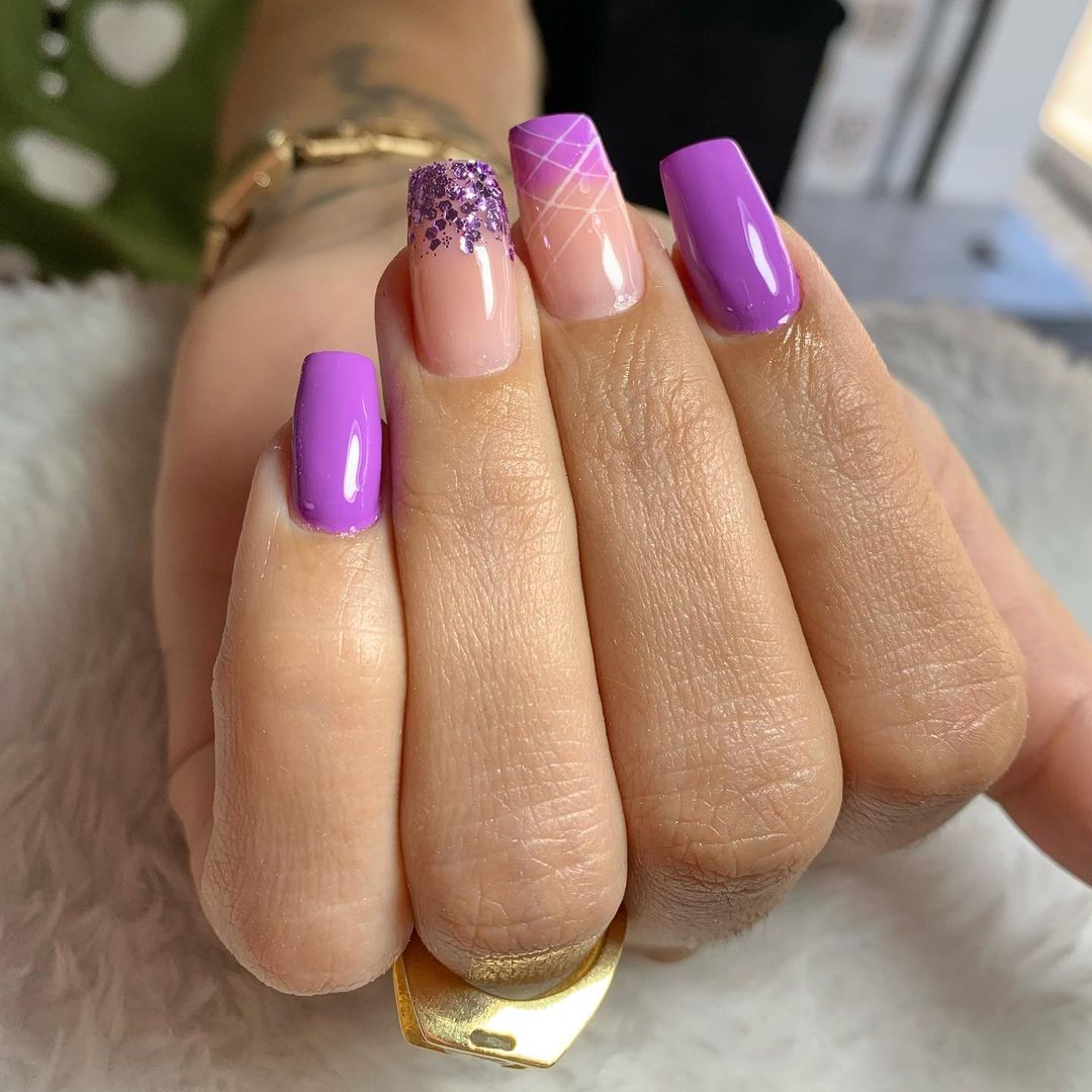 Unhas roxas e brancas