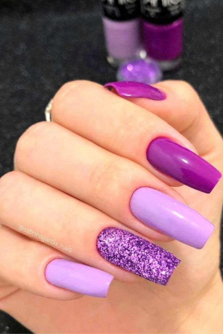 Unhas roxas com glitter