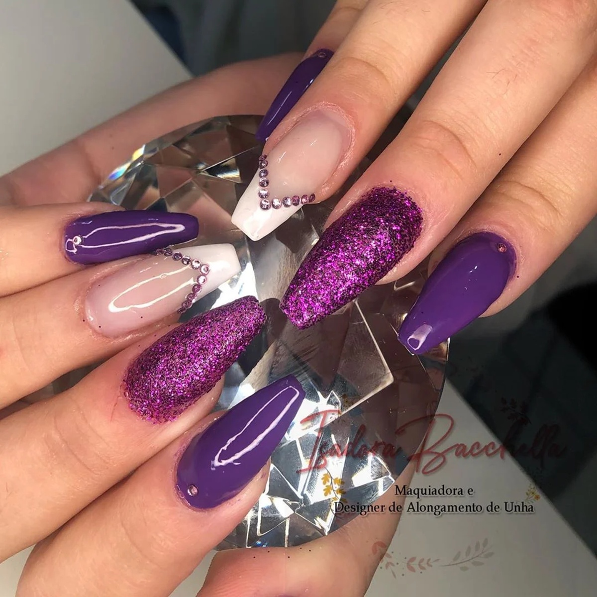 Unhas roxas ombré