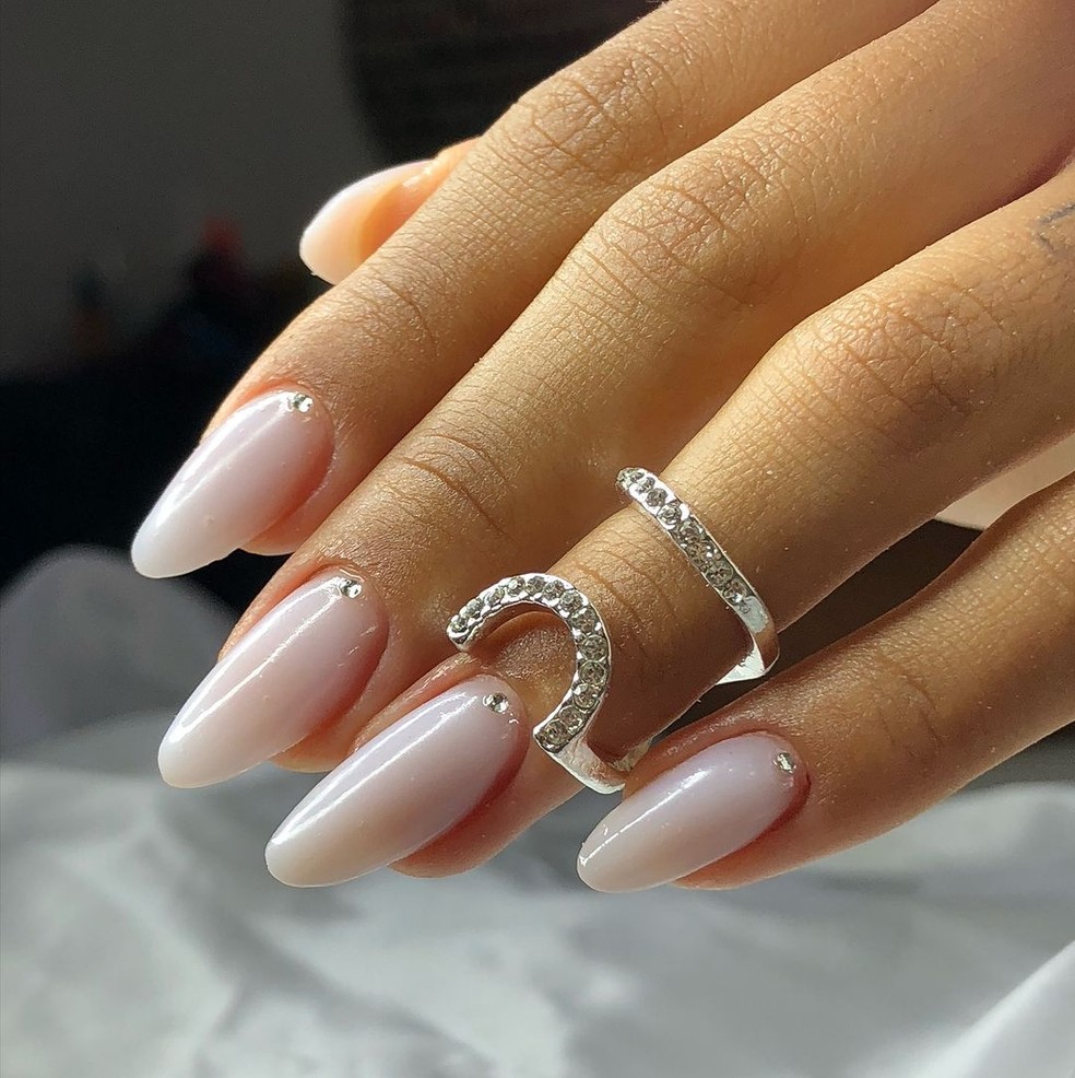 erros comuns ao fazer unhas claras em casa