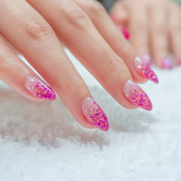 ideias de unhas rosa com glitter para festas