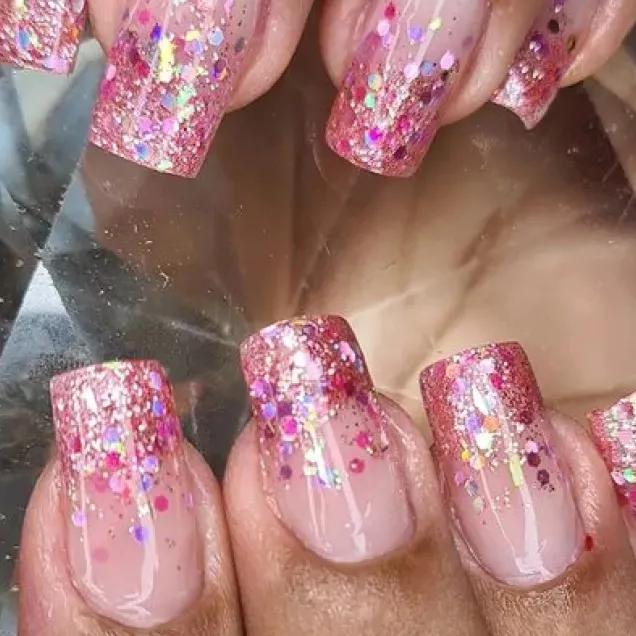 ideias de unhas rosa com glitter para festas