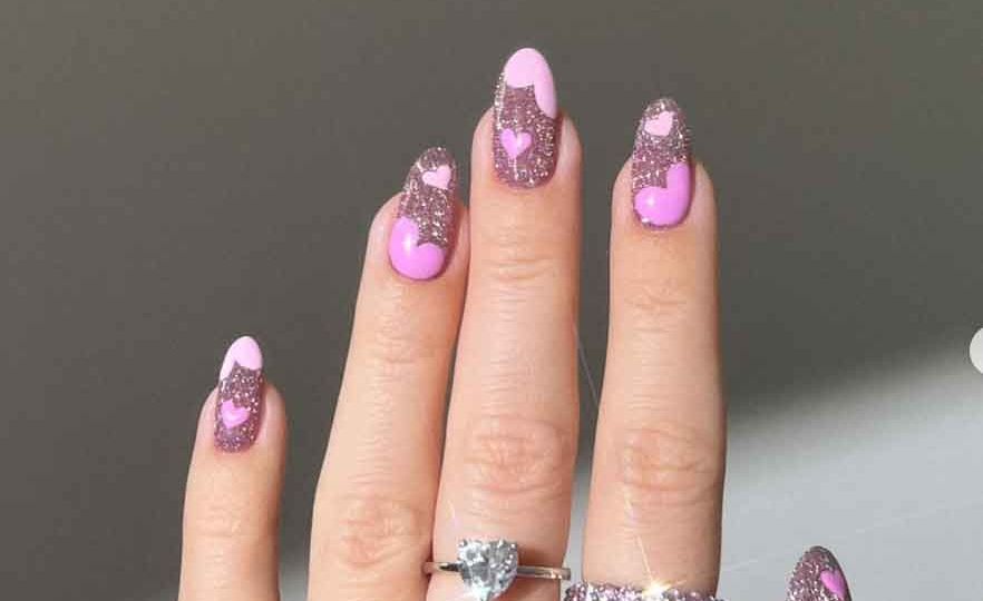 ideias de unhas rosa com glitter