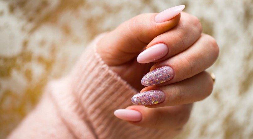 ideias de unhas rosa com glitter para festas