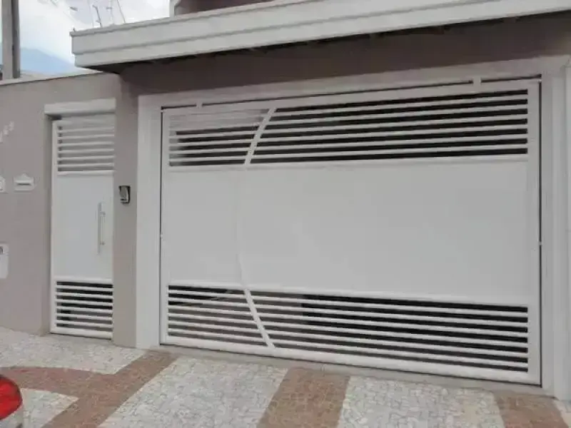 portão de grade com ripas