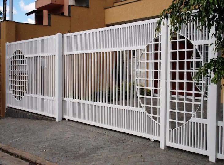 fechar portão de grade com policarbonato