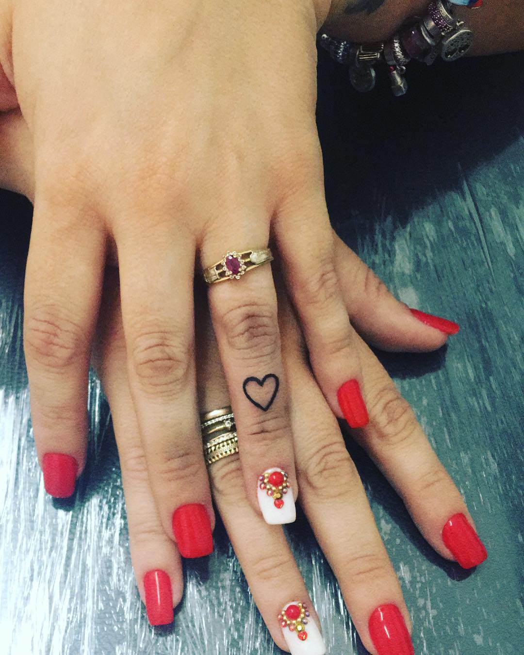 melhores ideias tatuagem coração dedo feminina