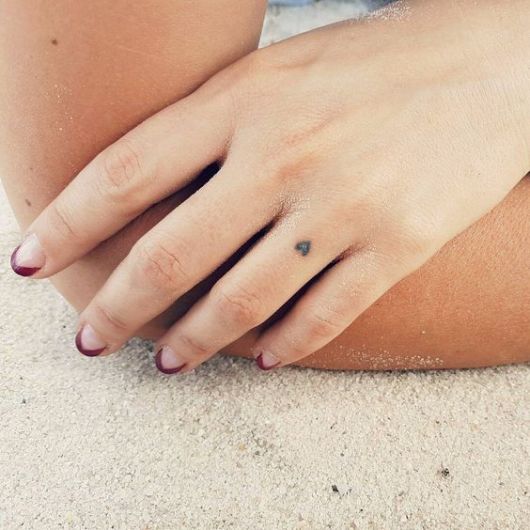 preço tatuagem coração dedo pequena