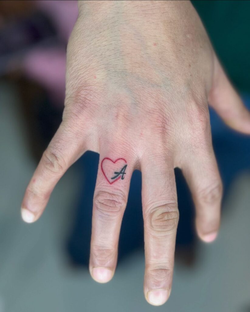 ideias tatuagem coração dedo feminina delicada