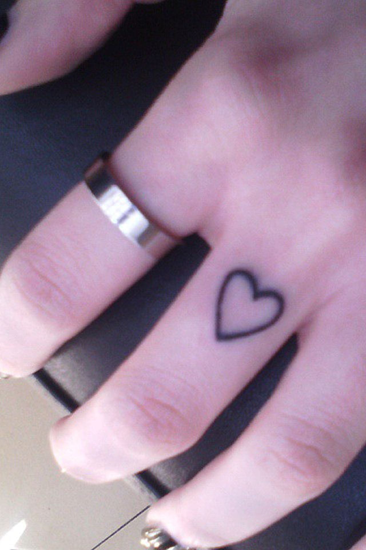 tatuagem coração dedo desbota rápido como evitar