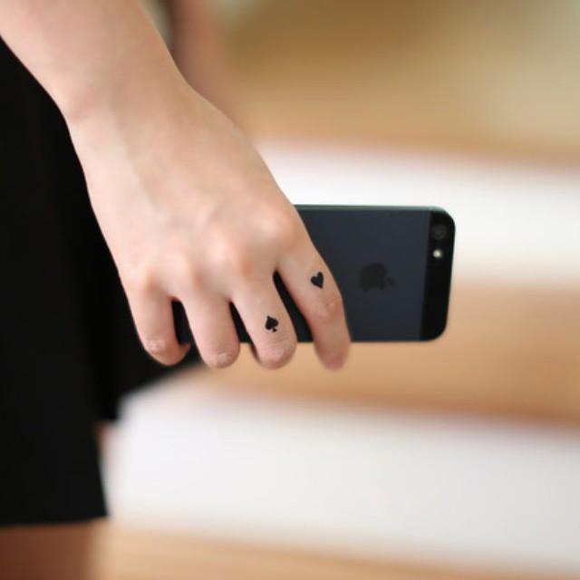 preço tatuagem coração dedo pequena