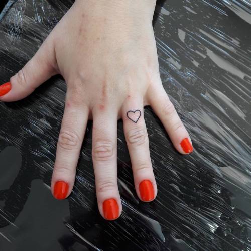preço tatuagem coração dedo pequena