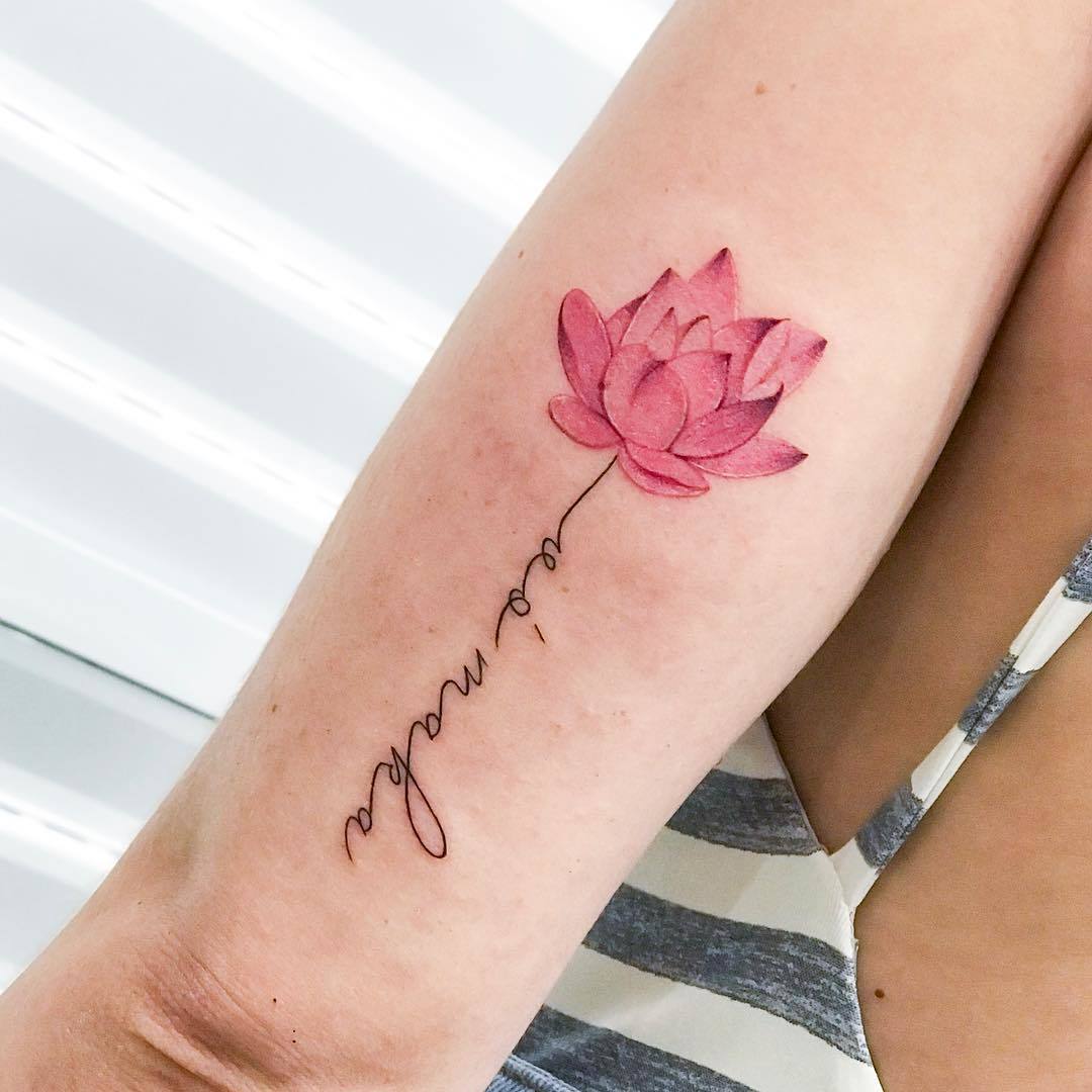 ideias tatuagem flor pequena delicada
