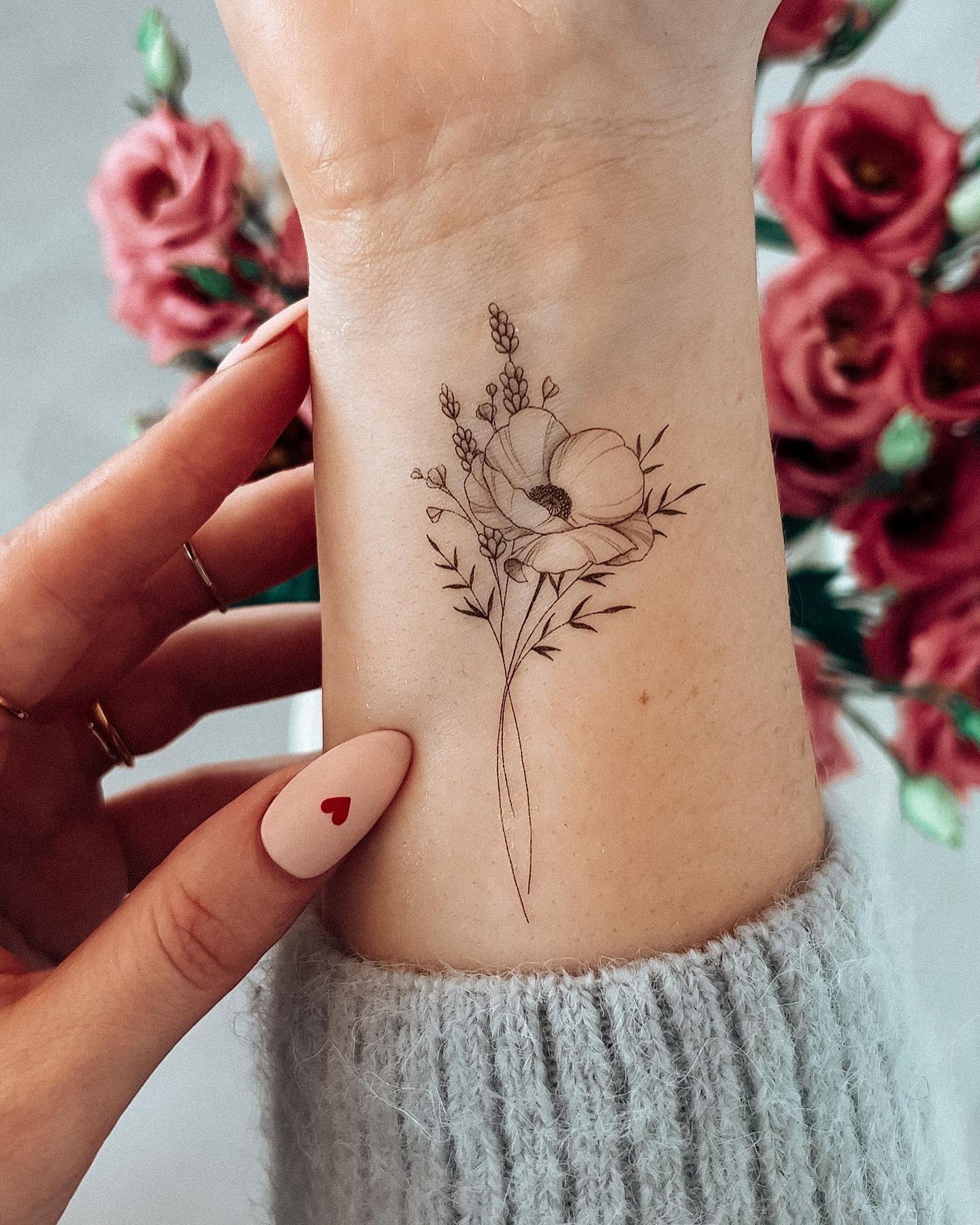 tatuagem flor fineline versus minimalista