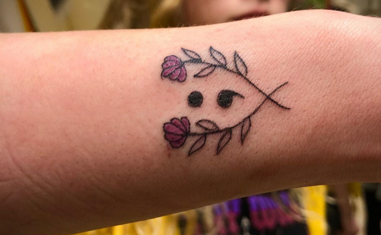 ideias de tatuagem ponto e virgula feminina com flores