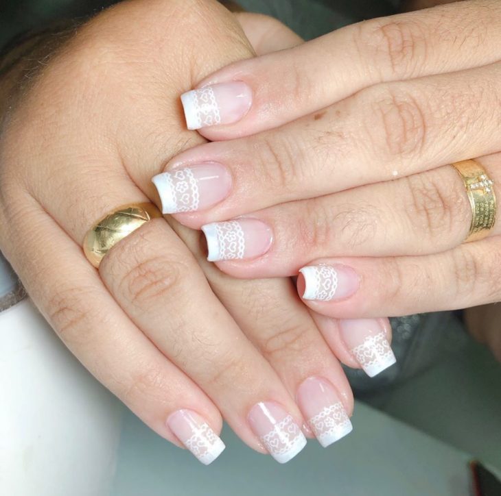 ideias unhas brancas decoradas para noivas