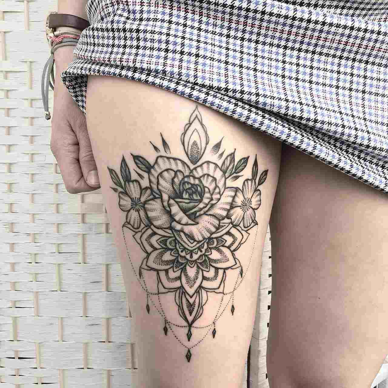 ideias tatuagem coxa feminina delicada
