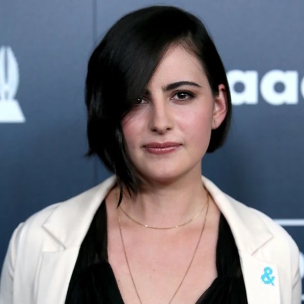 Os cortes de cabelo icônicos de Jacqueline Toboni em seus papéis