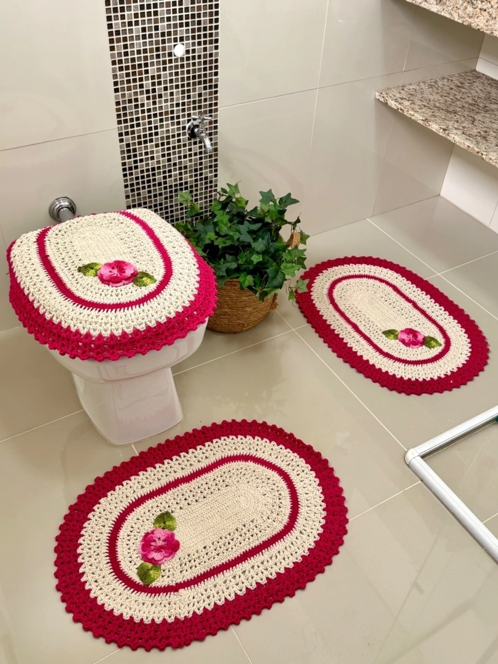 Jogo de banheiro de crochê vermelho paixão