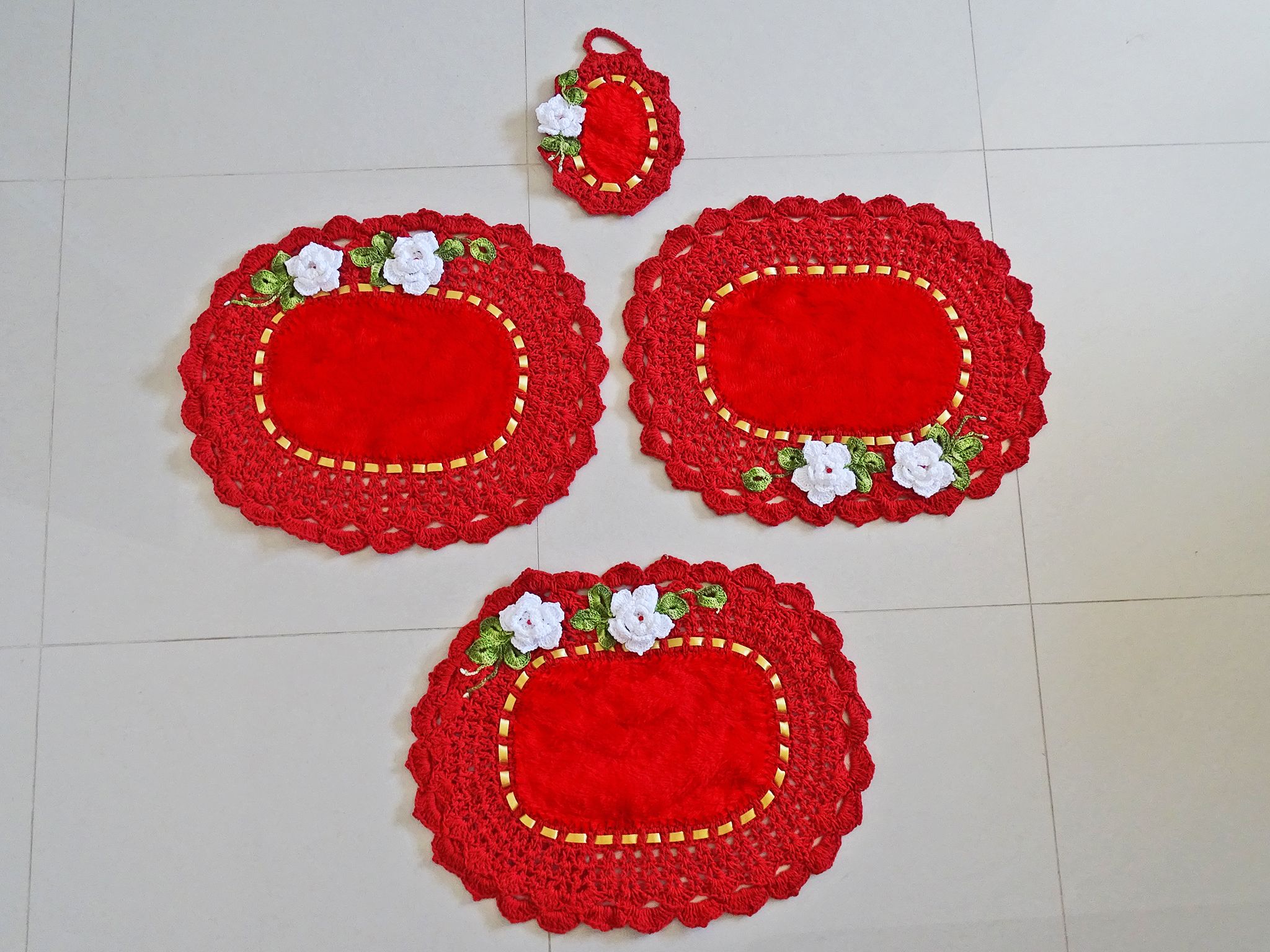 Jogo de banheiro de crochê vermelho e branco