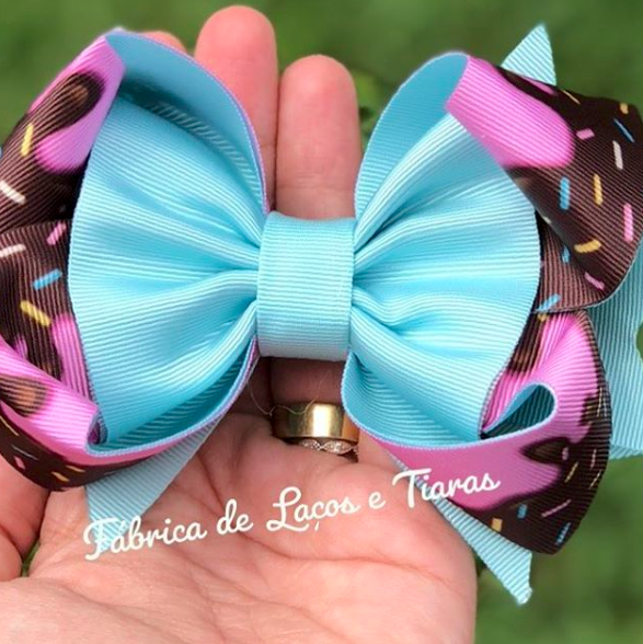 Laços de Gorgurão vs. Cetim: Qual o Melhor para o Seu Penteado?