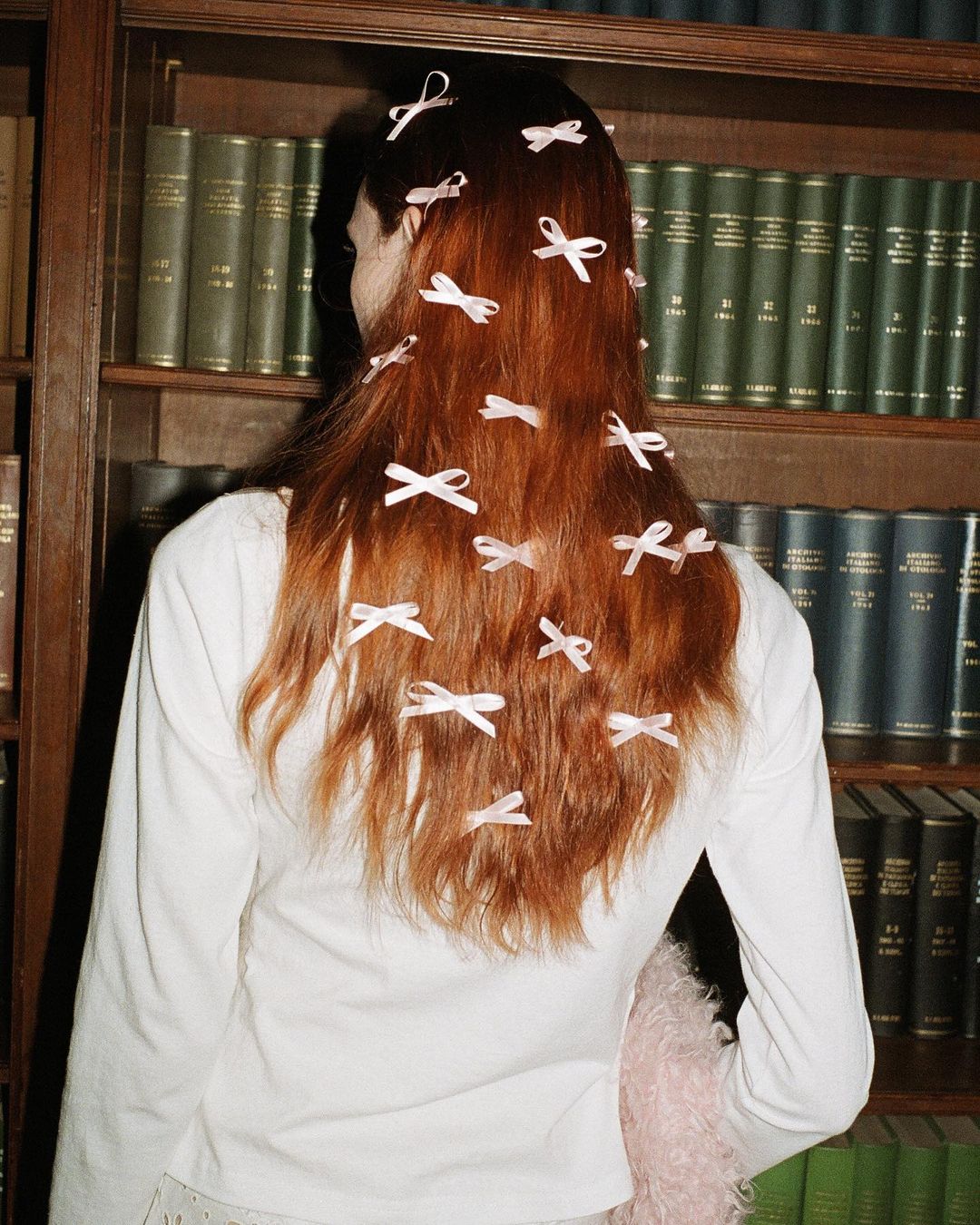 Laços de Gorgurão vs. Cetim: Qual o Melhor para o Seu Penteado?